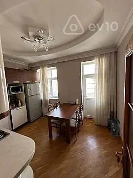 Kirayə verilir 4 otaqlı köhnə tikili 120 m²