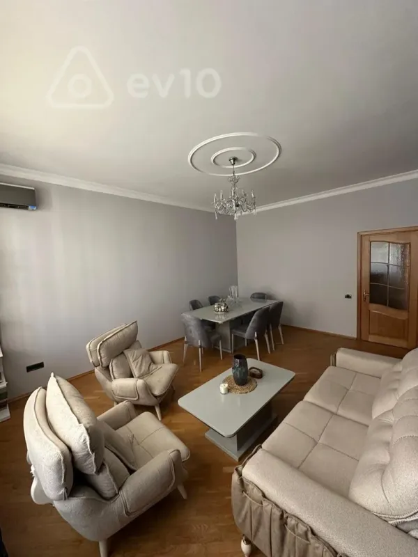 Kirayə verilir 4 otaqlı köhnə tikili 120 m²