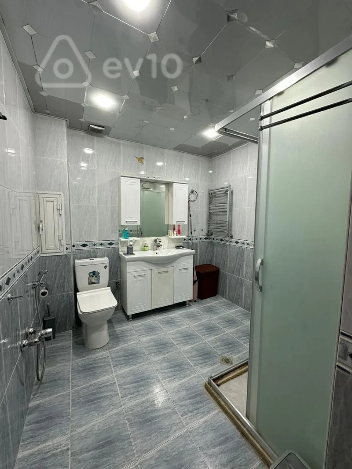 Kirayə verilir 4 otaqlı köhnə tikili 120 m²