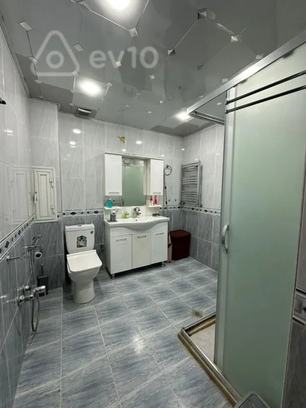 Kirayə verilir 4 otaqlı köhnə tikili 120 m²