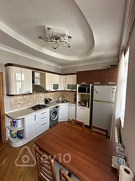Kirayə verilir 4 otaqlı köhnə tikili 120 m²