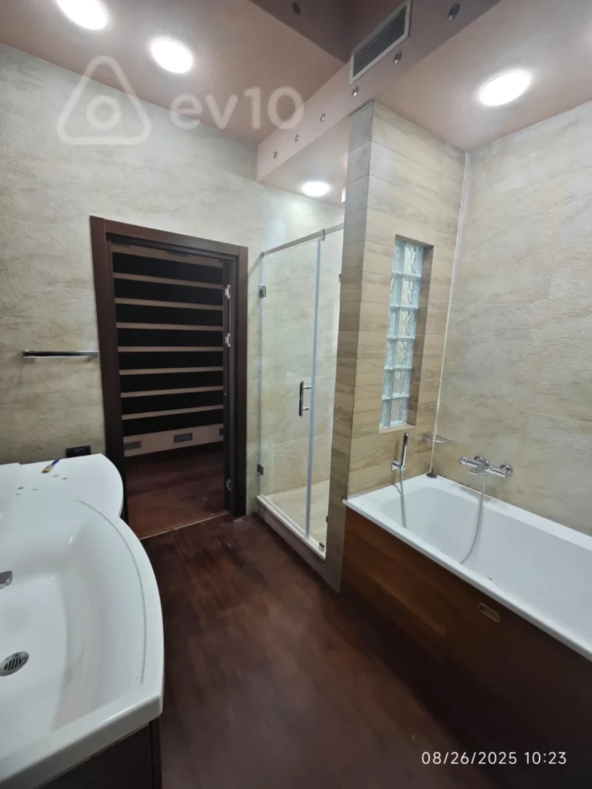 Kirayə verilir 3 otaqlı yeni tikili 190 m²