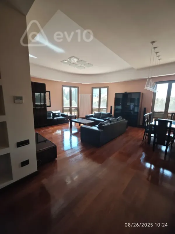 Kirayə verilir 3 otaqlı yeni tikili 190 m²
