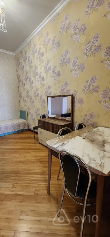 Kirayə verilir 3 otaqlı köhnə tikili 75 m²