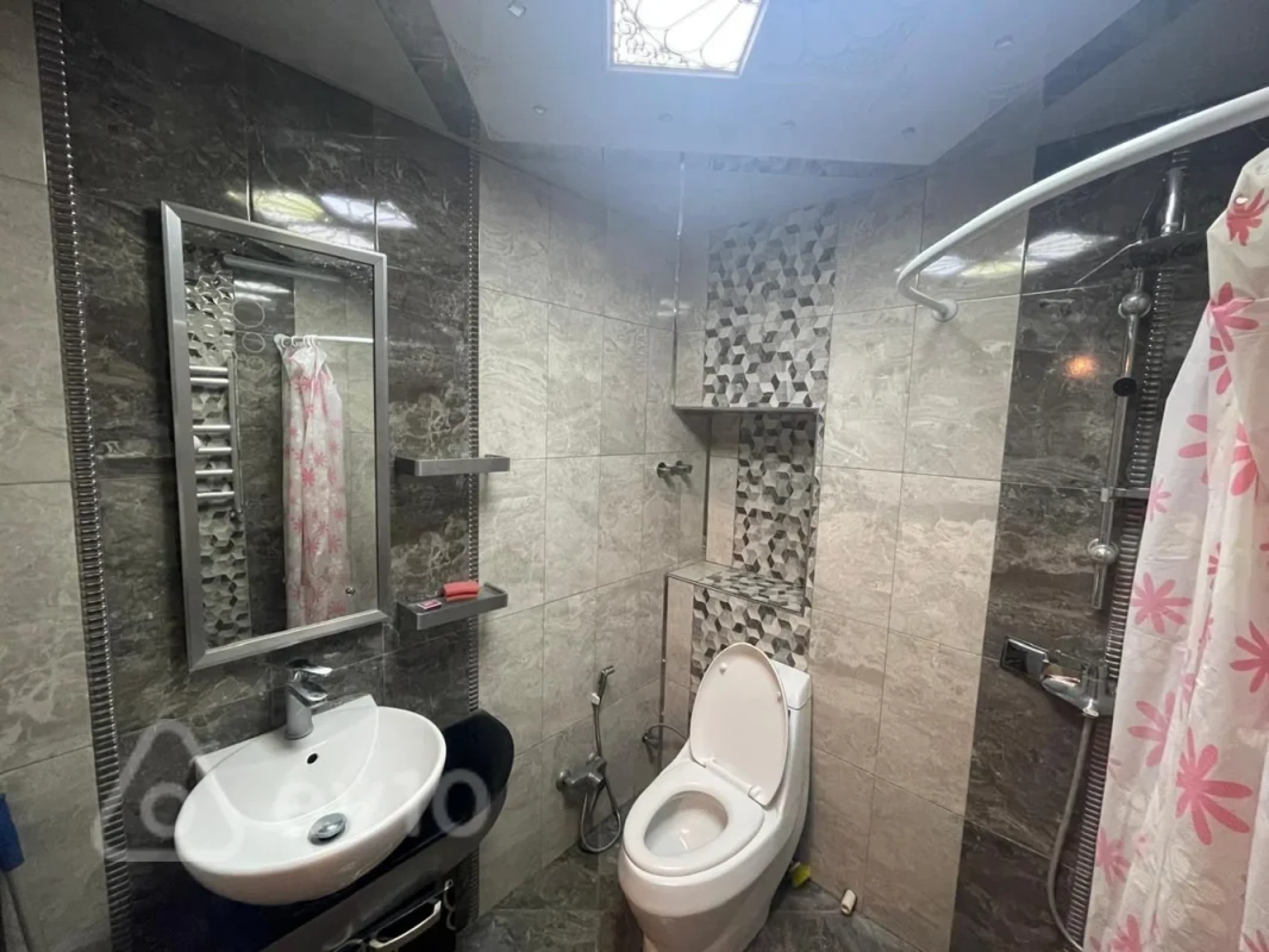 Kirayə verilir 2 otaqlı köhnə tikili 65 m²