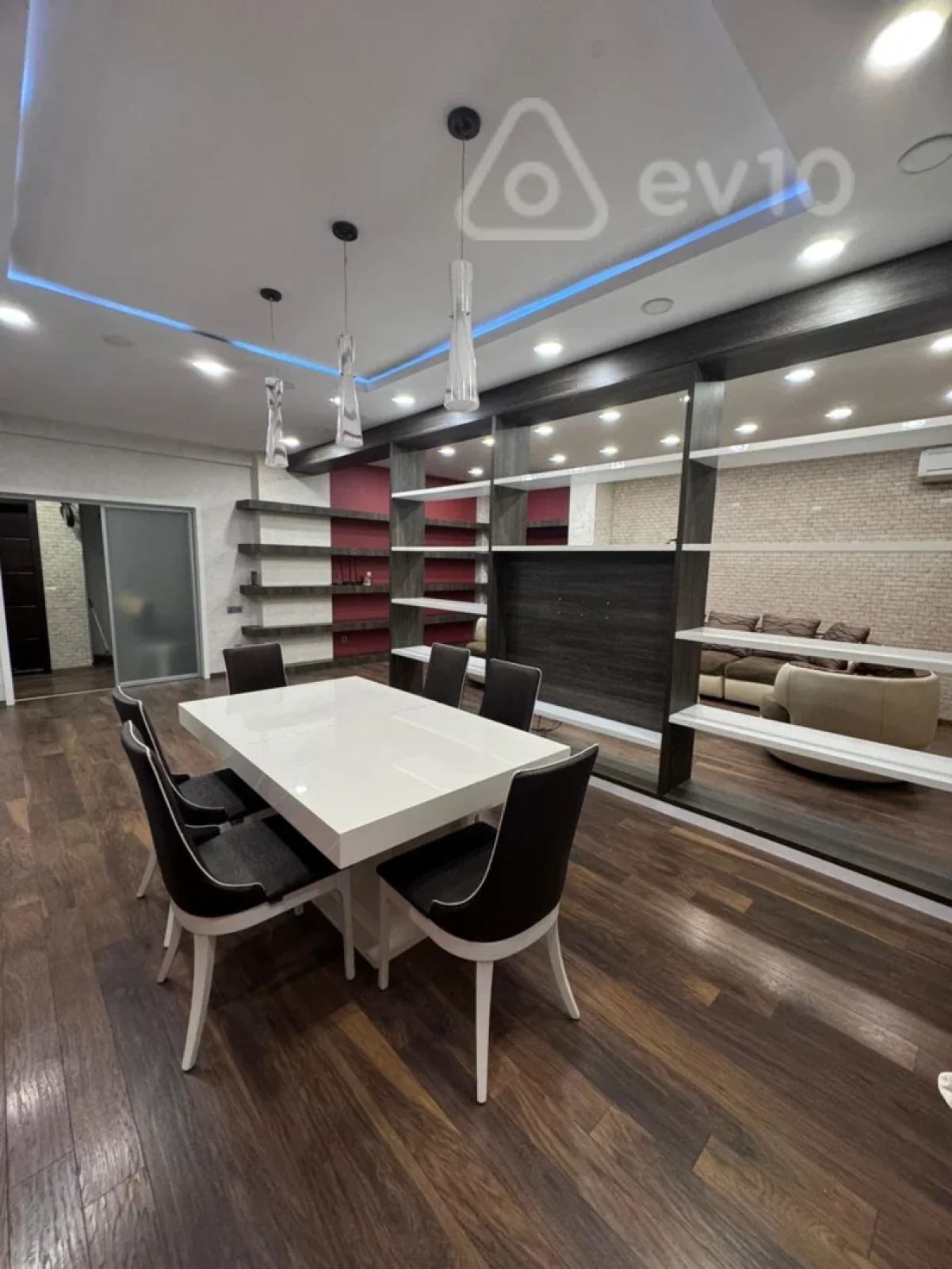 Kirayə verilir 4 otaqlı yeni tikili 200 m²