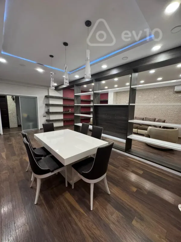 Kirayə verilir 4 otaqlı yeni tikili 200 m²