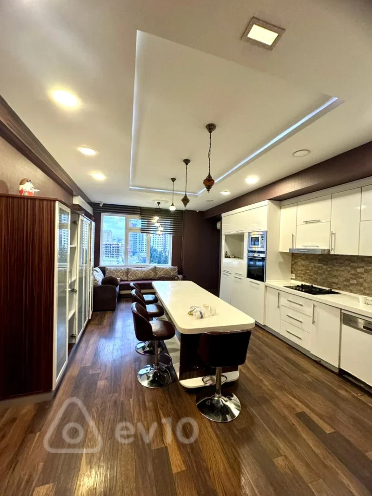 Kirayə verilir 4 otaqlı yeni tikili 200 m²