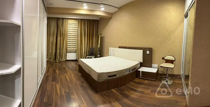 Kirayə verilir 4 otaqlı yeni tikili 200 m²