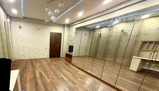 Kirayə verilir 4 otaqlı yeni tikili 200 m²