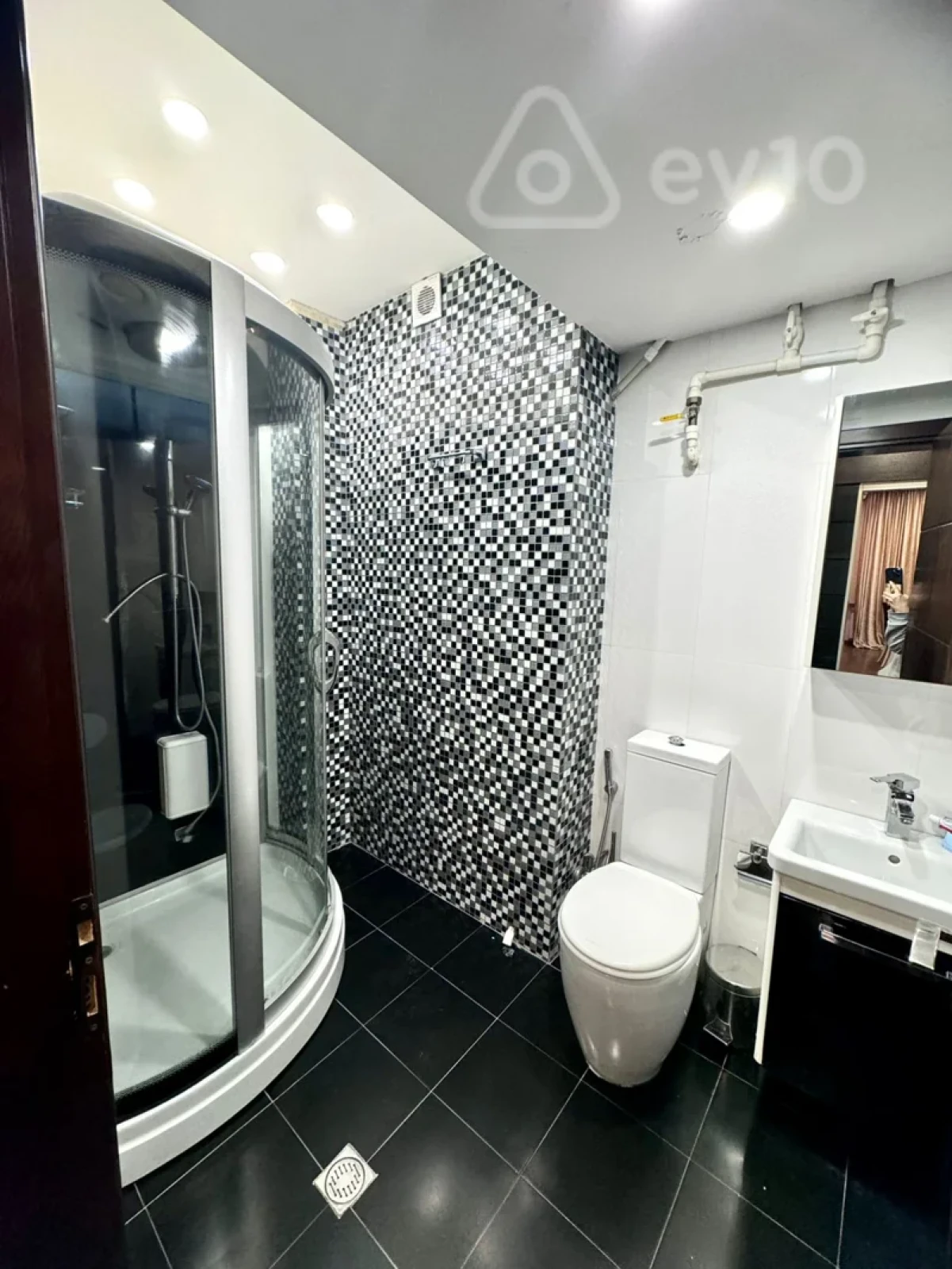 Kirayə verilir 4 otaqlı yeni tikili 200 m²