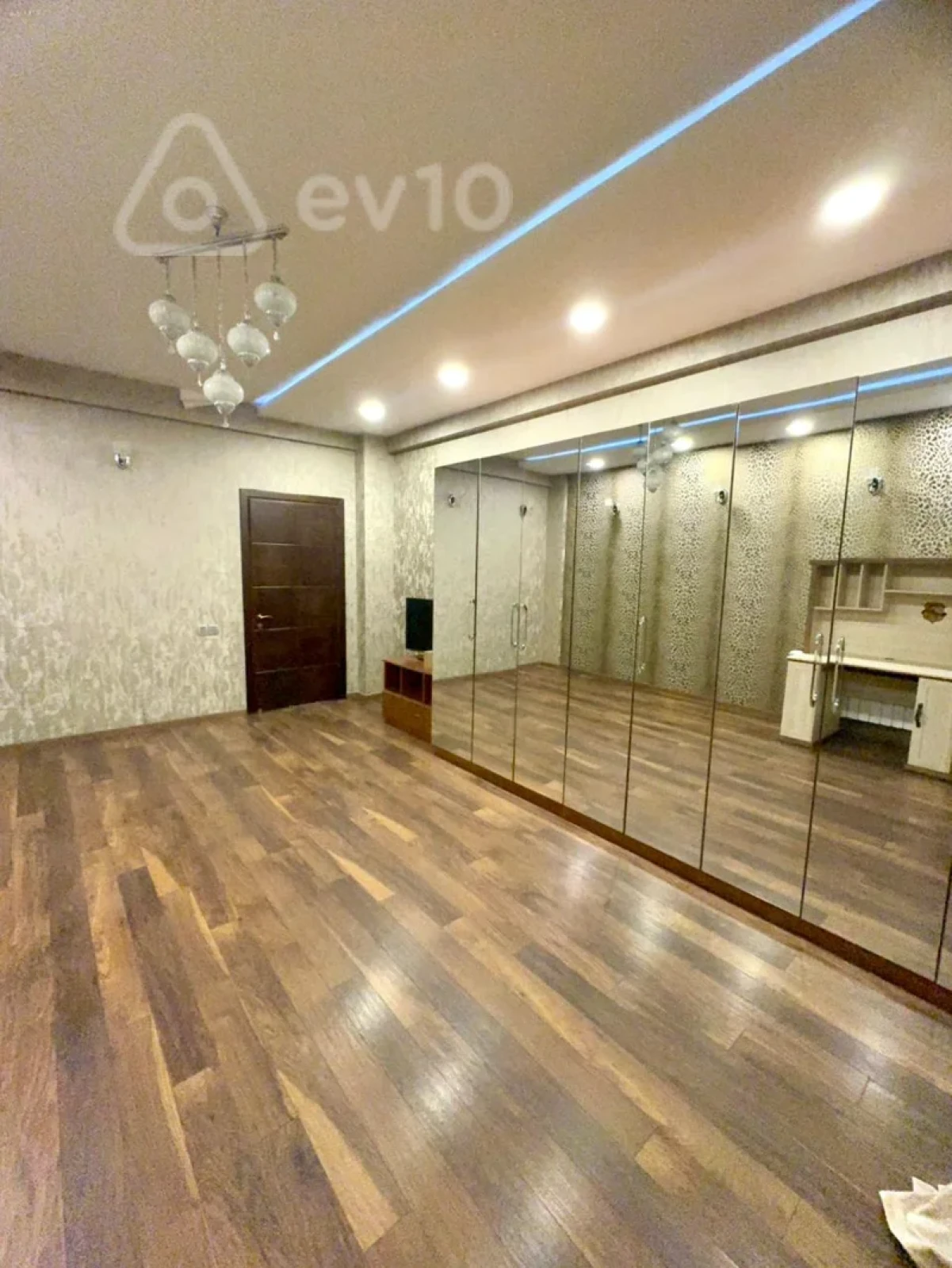 Kirayə verilir 4 otaqlı yeni tikili 200 m²