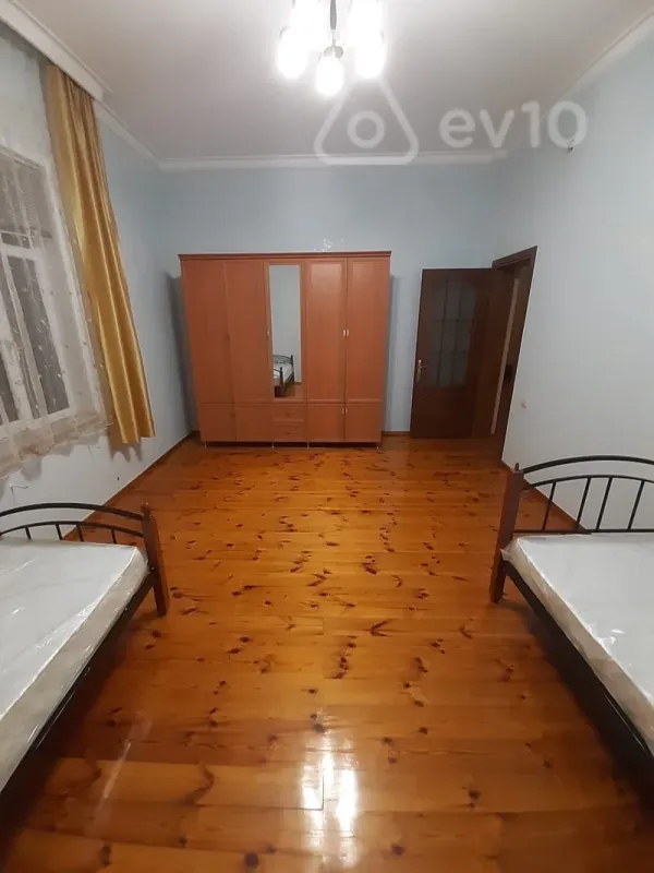 Kirayə verilir 4 otaqlı köhnə tikili 220 m²