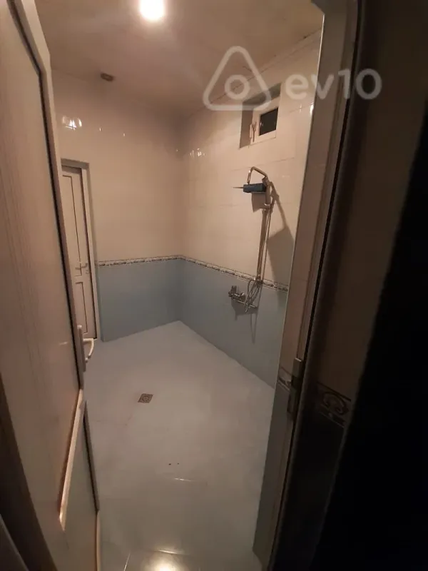 Kirayə verilir 4 otaqlı köhnə tikili 220 m²