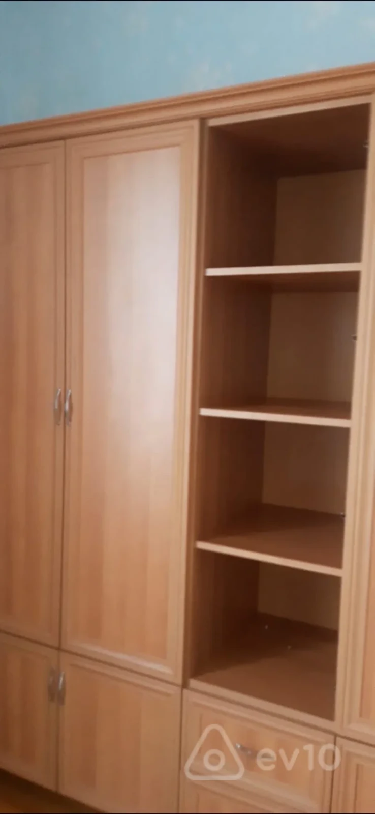 Kirayə verilir 4 otaqlı köhnə tikili 220 m²