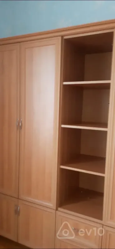 Kirayə verilir 4 otaqlı köhnə tikili 220 m²