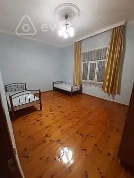 Kirayə verilir 4 otaqlı köhnə tikili 220 m²