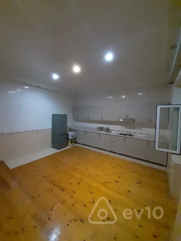 Kirayə verilir 4 otaqlı köhnə tikili 220 m²