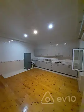 Kirayə verilir 4 otaqlı köhnə tikili 220 m²