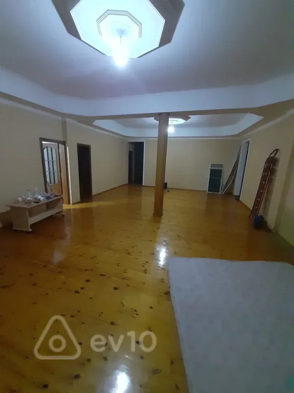 Kirayə verilir 4 otaqlı köhnə tikili 220 m²