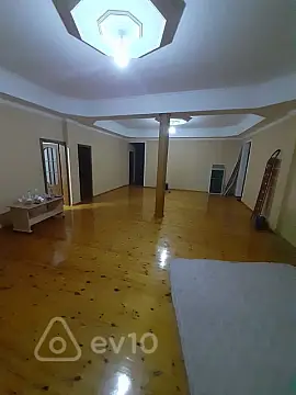 Kirayə verilir 4 otaqlı köhnə tikili 220 m²