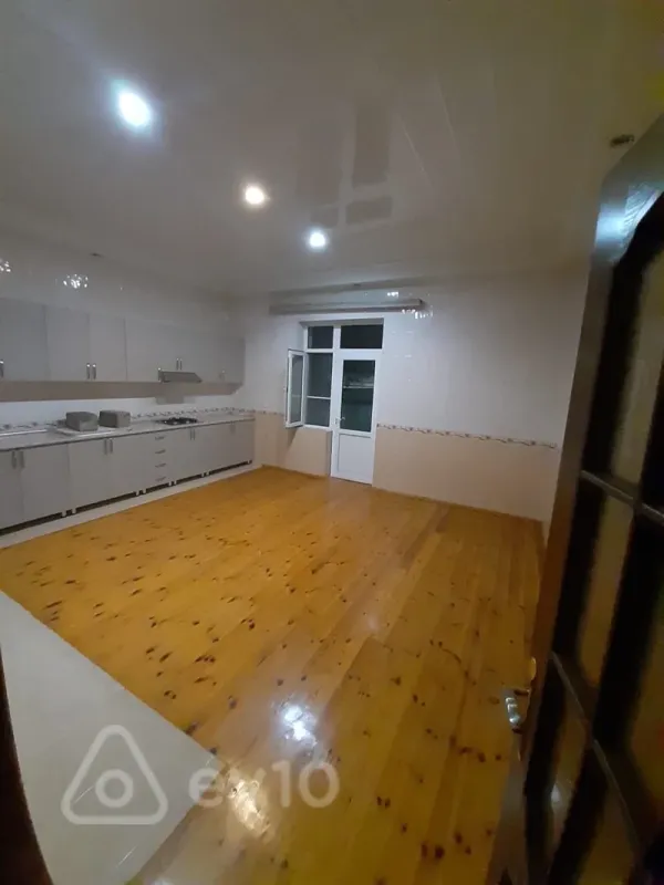 Kirayə verilir 4 otaqlı köhnə tikili 220 m²