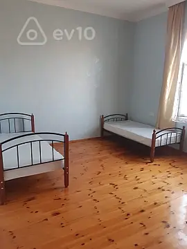 Kirayə verilir 4 otaqlı köhnə tikili 220 m²