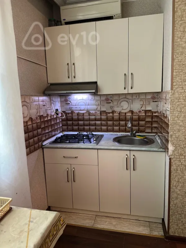 Kirayə verilir 2 otaqlı köhnə tikili 65 m²
