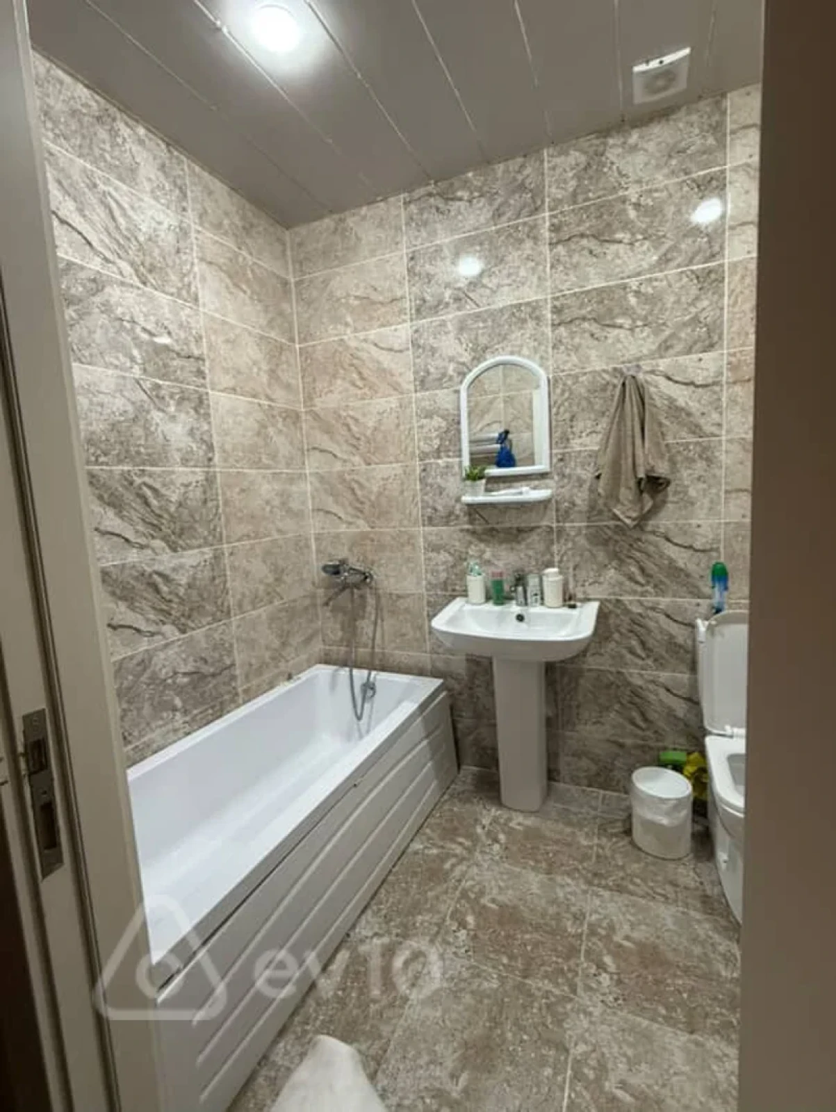 Kirayə verilir 2 otaqlı yeni tikili 65 m²