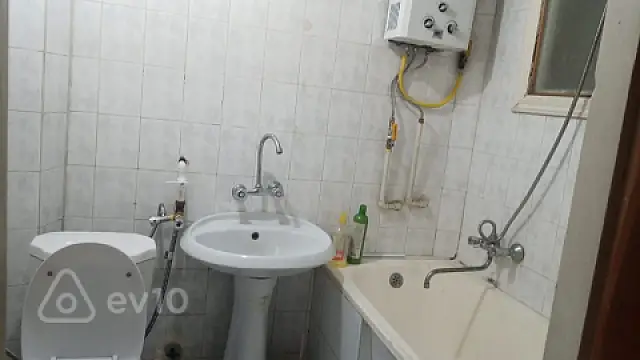 Kirayə verilir 2 otaqlı köhnə tikili 65 m²