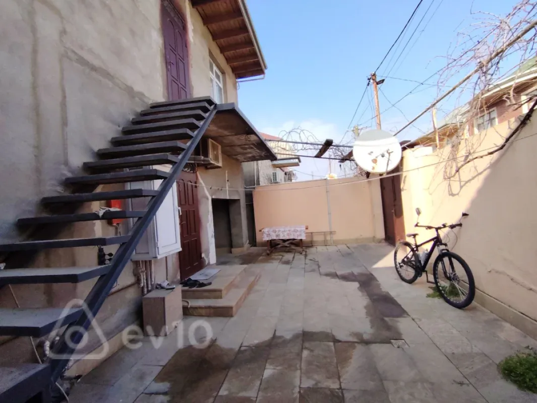 Satılır 5 otaqlı həyət evi 180 m²