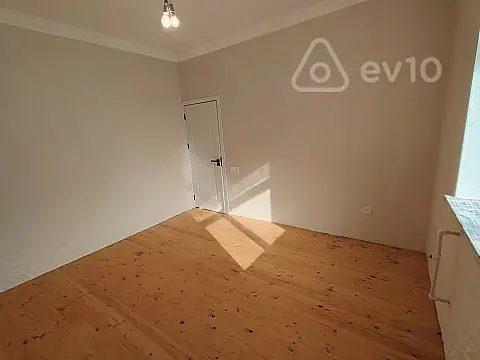 Satılır 5 otaqlı həyət evi 180 m²