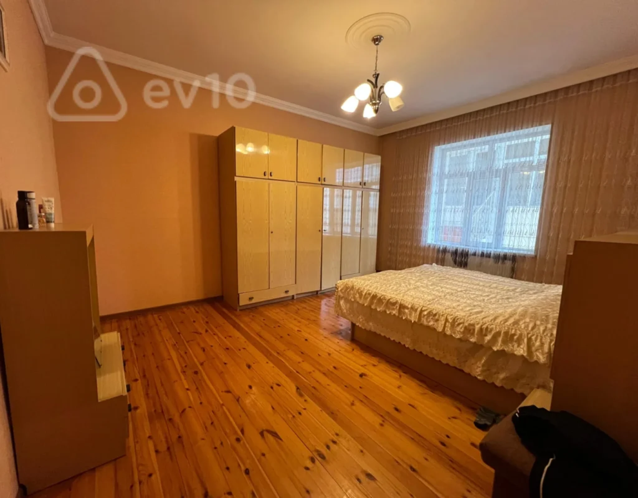 Satılır 9 otaqlı həyət evi 351.9 m²