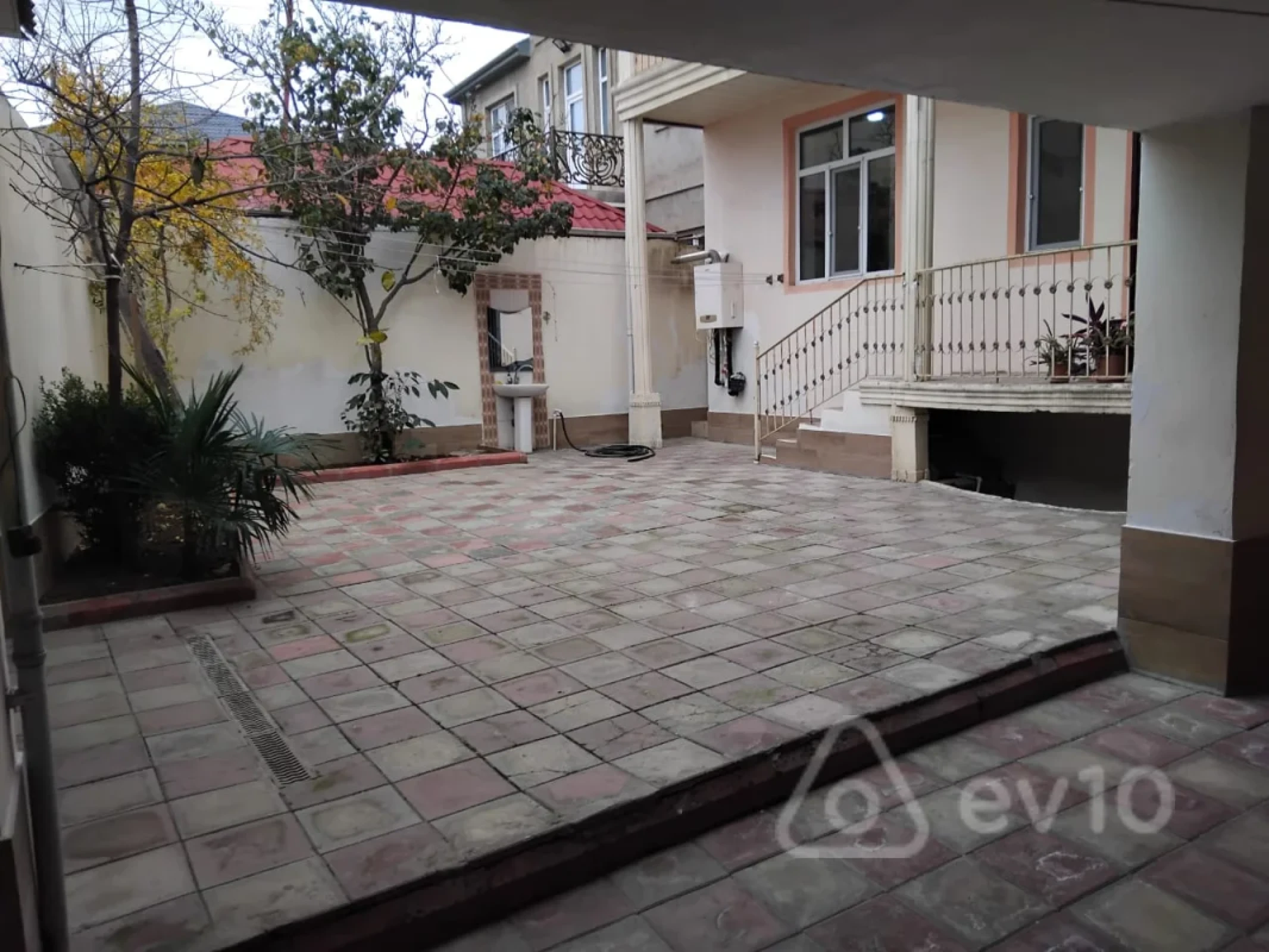Satılır 9 otaqlı həyət evi 351.9 m²