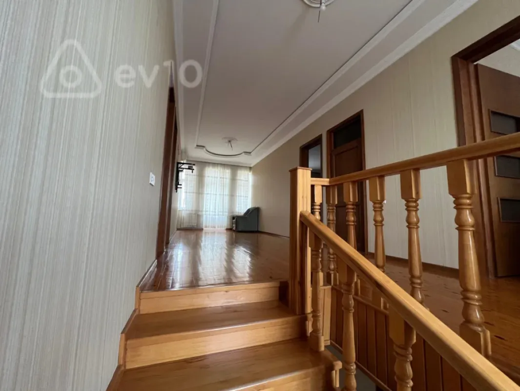Satılır 9 otaqlı həyət evi 351.9 m²