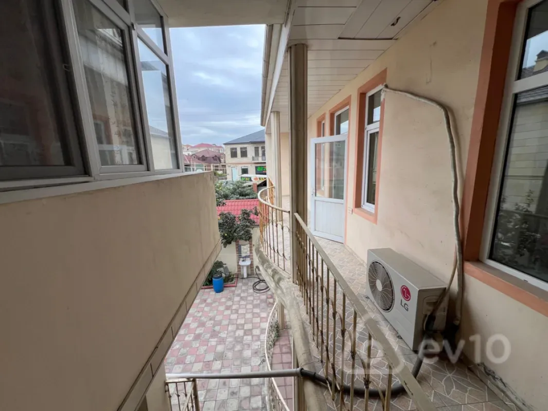 Satılır 9 otaqlı həyət evi 351.9 m²