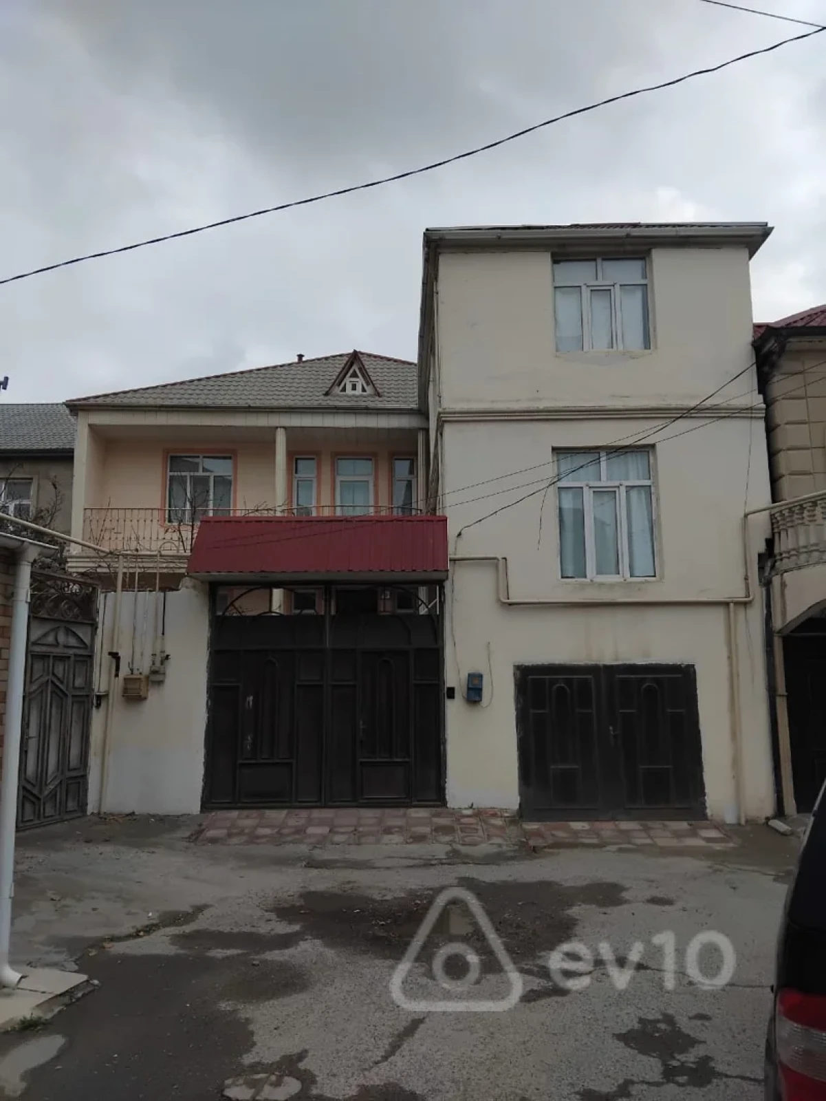 Satılır 9 otaqlı həyət evi 351.9 m²