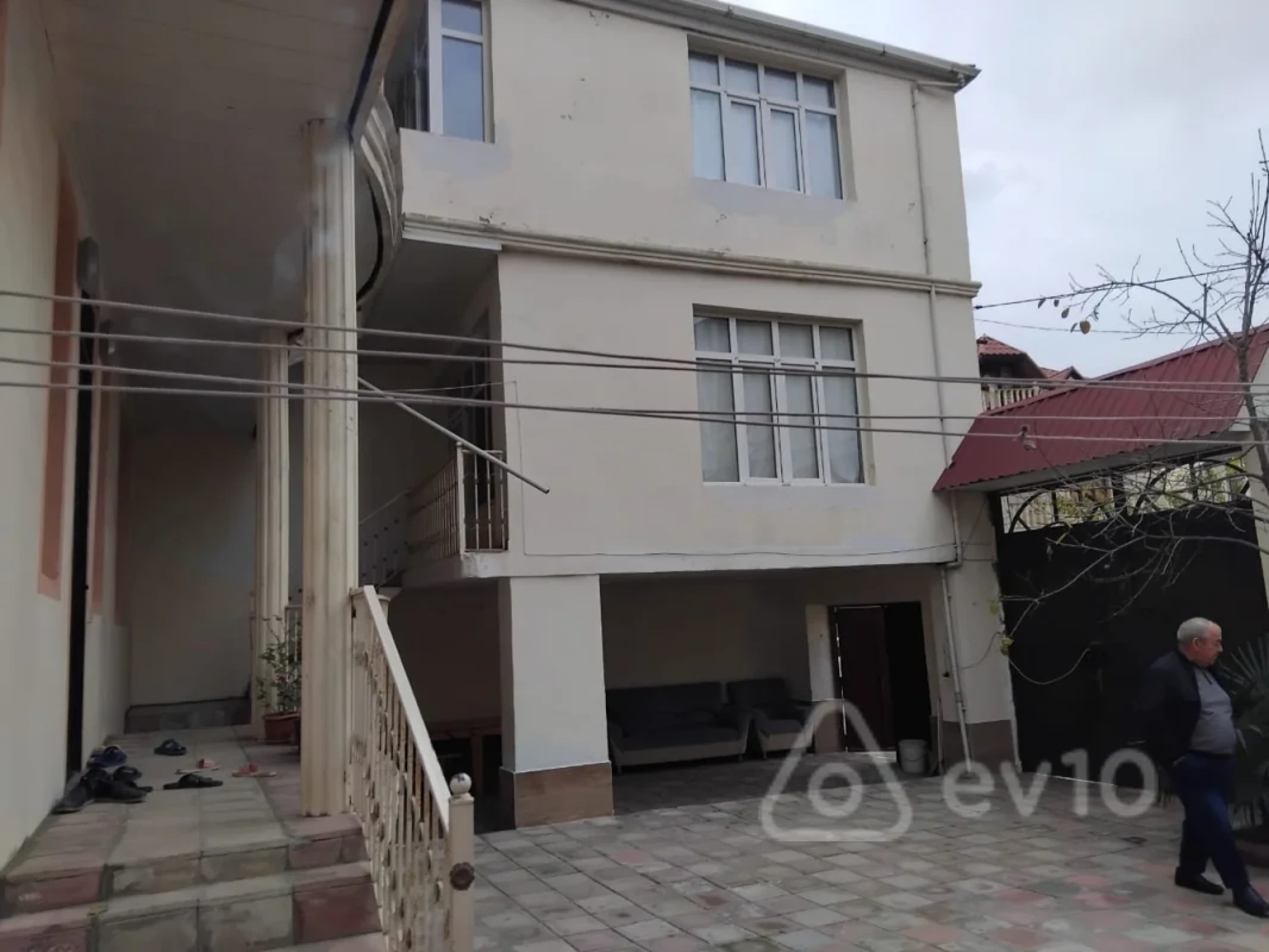 Satılır 9 otaqlı həyət evi 351.9 m²