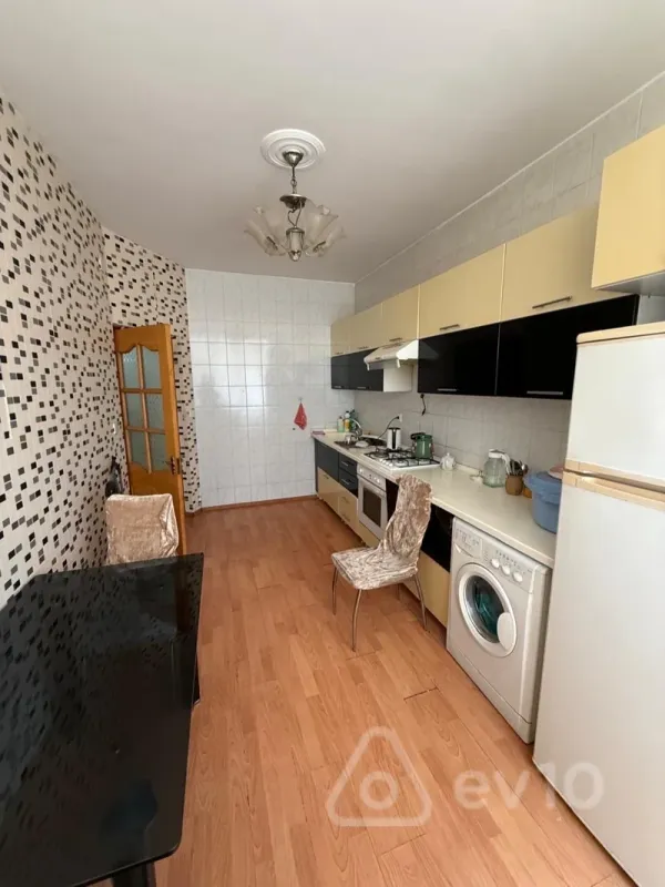 Kirayə verilir 3 otaqlı köhnə tikili 85 m²