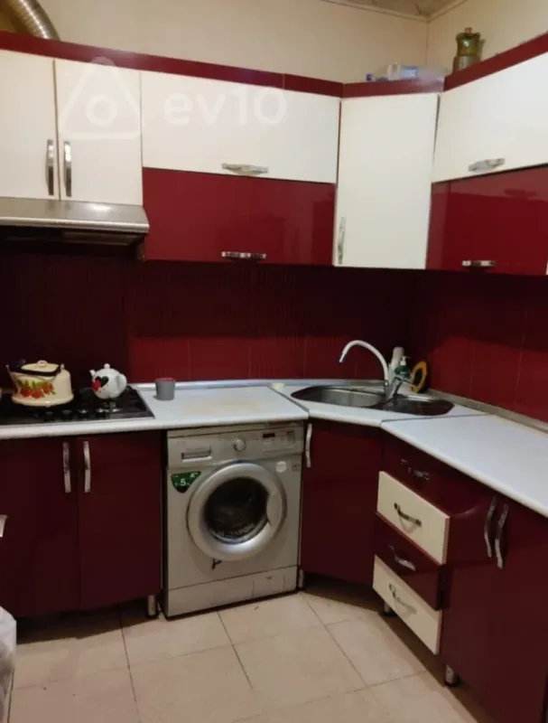 Kirayə verilir 3 otaqlı köhnə tikili 85 m²