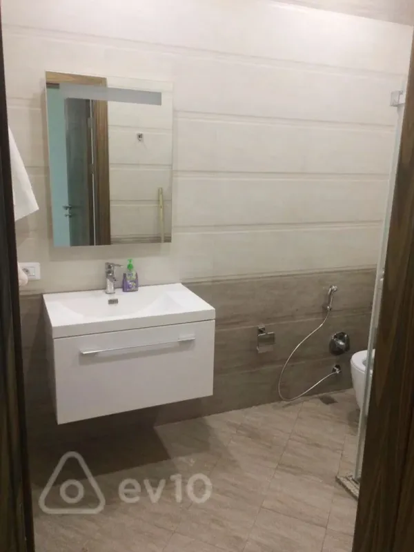 Kirayə verilir 4 otaqlı yeni tikili 180 m²