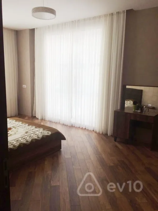 Kirayə verilir 4 otaqlı yeni tikili 180 m²