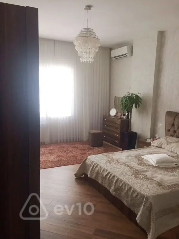Kirayə verilir 4 otaqlı yeni tikili 180 m²