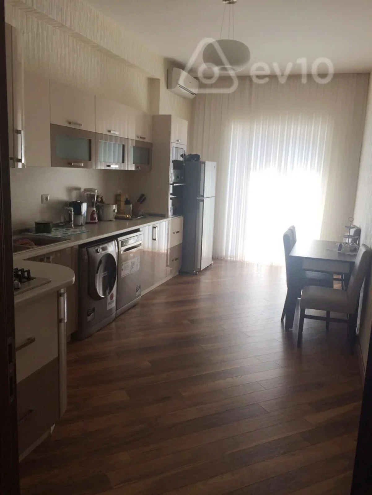 Kirayə verilir 4 otaqlı yeni tikili 180 m²