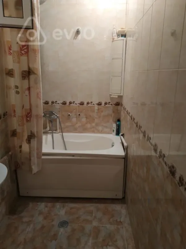 Kirayə verilir 4 otaqlı köhnə tikili 120 m²