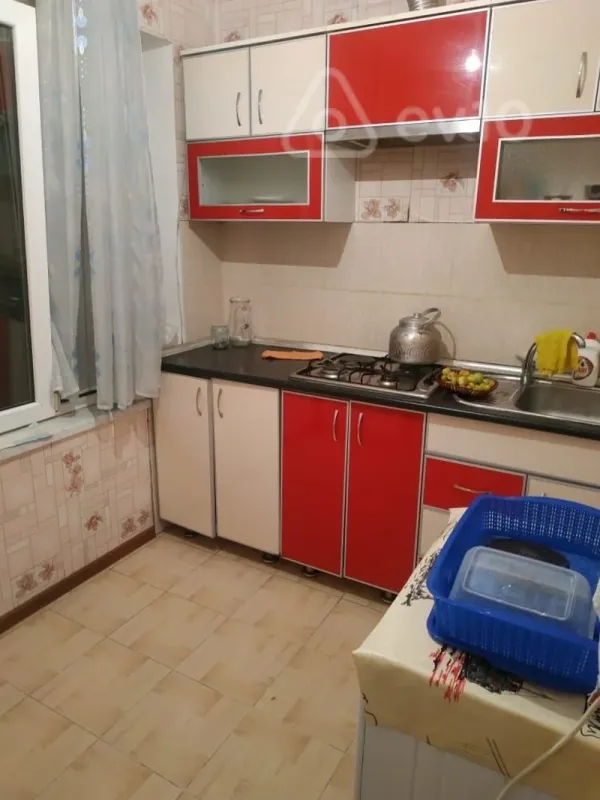 Kirayə verilir 4 otaqlı köhnə tikili 120 m²