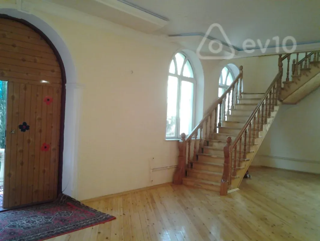Satılır 10 otaqlı həyət evi 750 m²