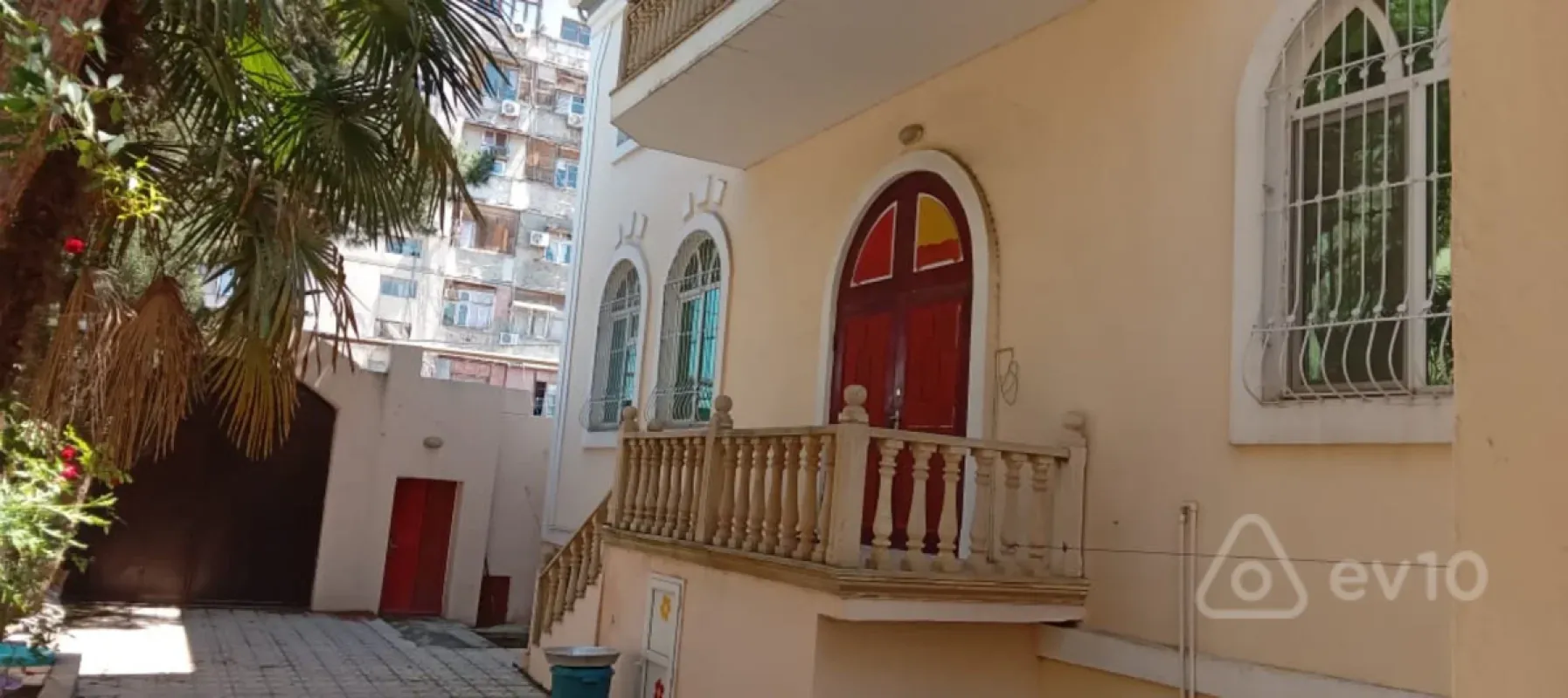 Satılır 10 otaqlı həyət evi 750 m²