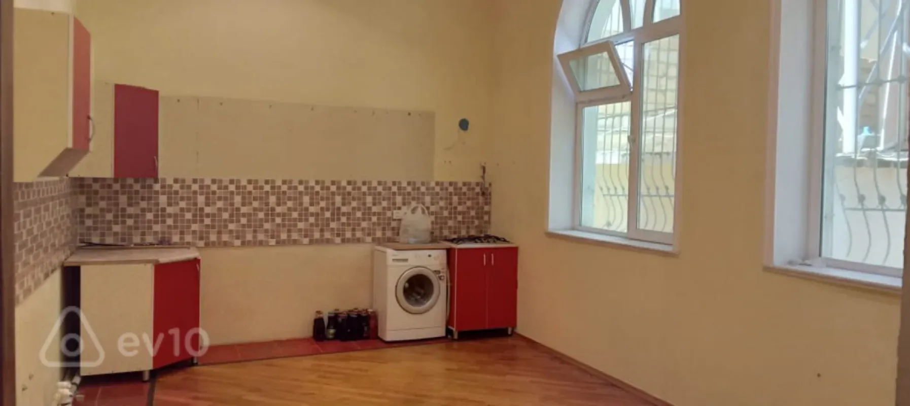 Satılır 10 otaqlı həyət evi 750 m²