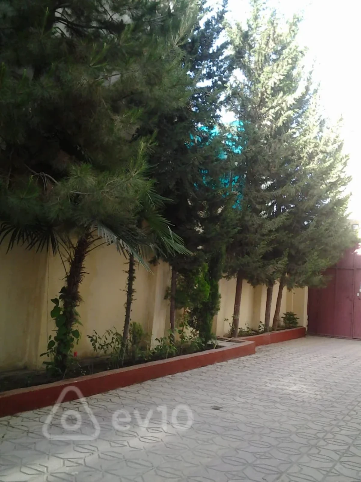 Satılır 10 otaqlı həyət evi 750 m²